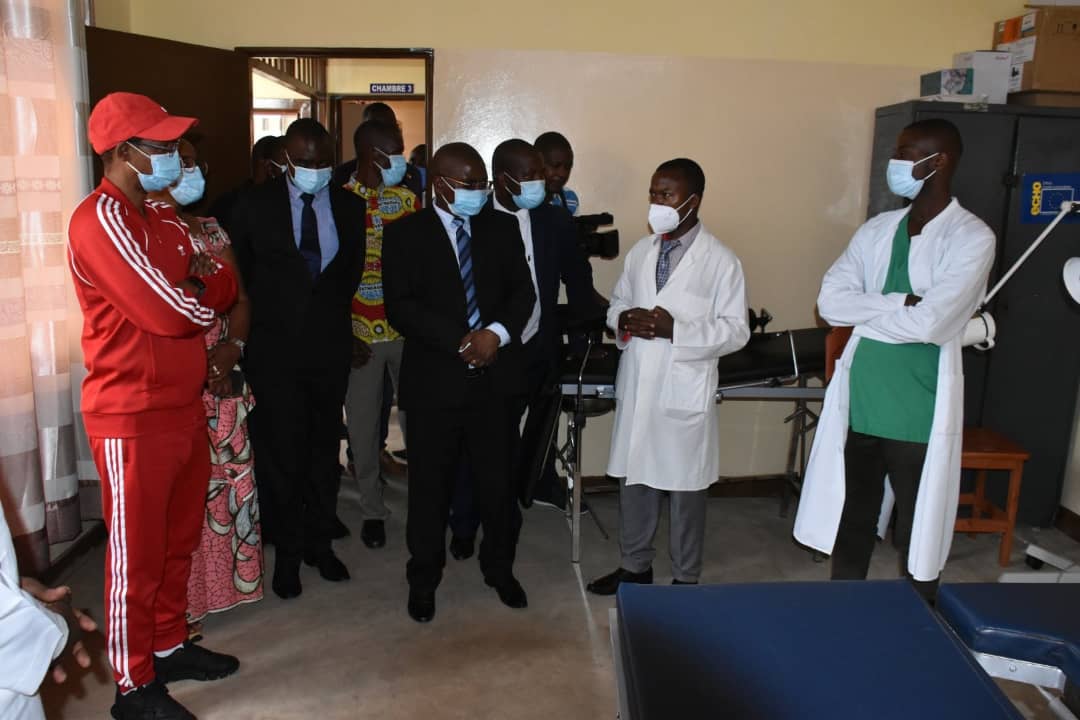 Très Honorable Sinzohagera offre un don de matériels de couchage à l’Hôpital de Nyambuye
