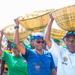 Le Président du Sénat participe à la récolte d'un champ de maïs à Rugombo
