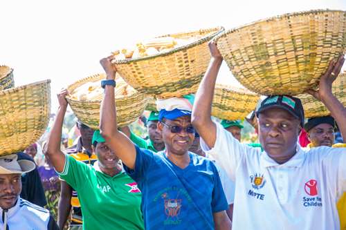 Le Président du Sénat participe à la récolte d’un champ de maïs à Rugombo