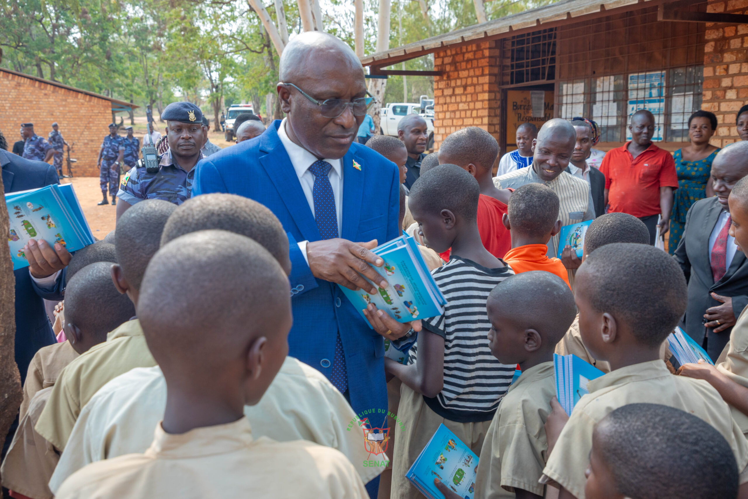 Le Président du Sénat distribue une aide de cahiers aux écoliers de la commune Cibitoke